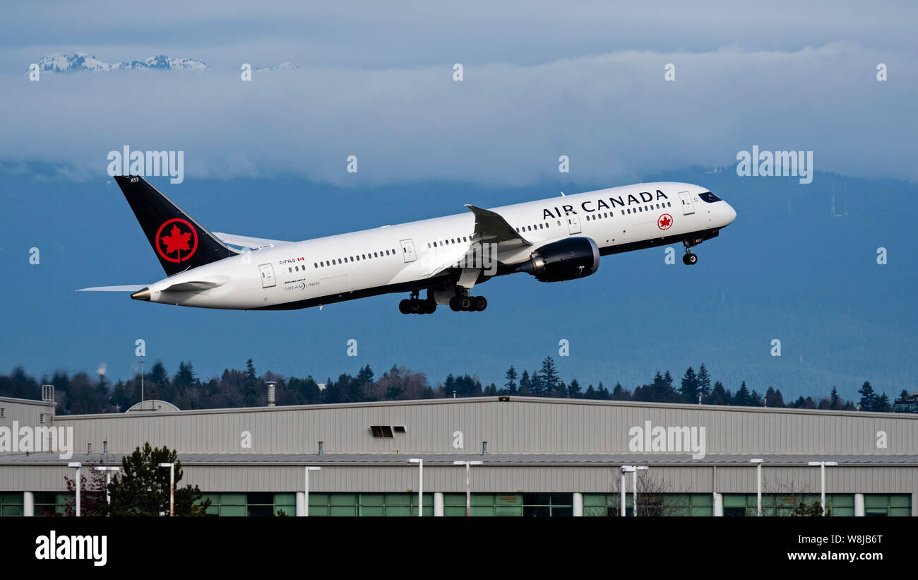 Air Canada plane Boeing 787 (787-9)  Dreamliner jet airliner airplane jetliner taking-off Vancouver International Airport new-look livery Stock Photo