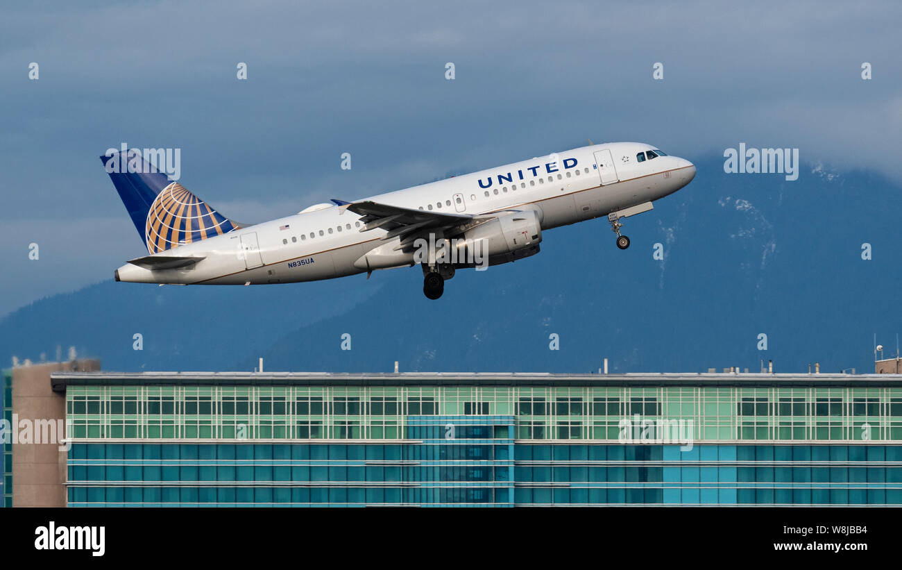 United Airlines plane Boeing Airbus A319 jet airliner airplane jetliner aeroplane airborne take- off taking off from Vancouver International Airport Stock Photo