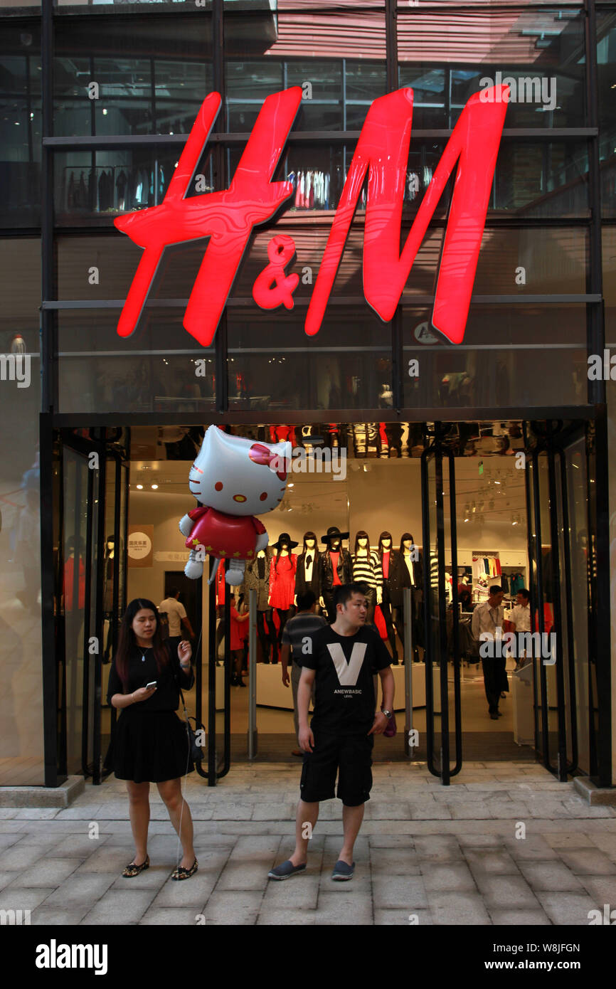 FILE--View of a store of H&M in Wuhan city, central Chinas Hubei province,  3 October 2014. World No.2 fashion retailer Hennes & Mauritz posted fo  Stock Photo - Alamy