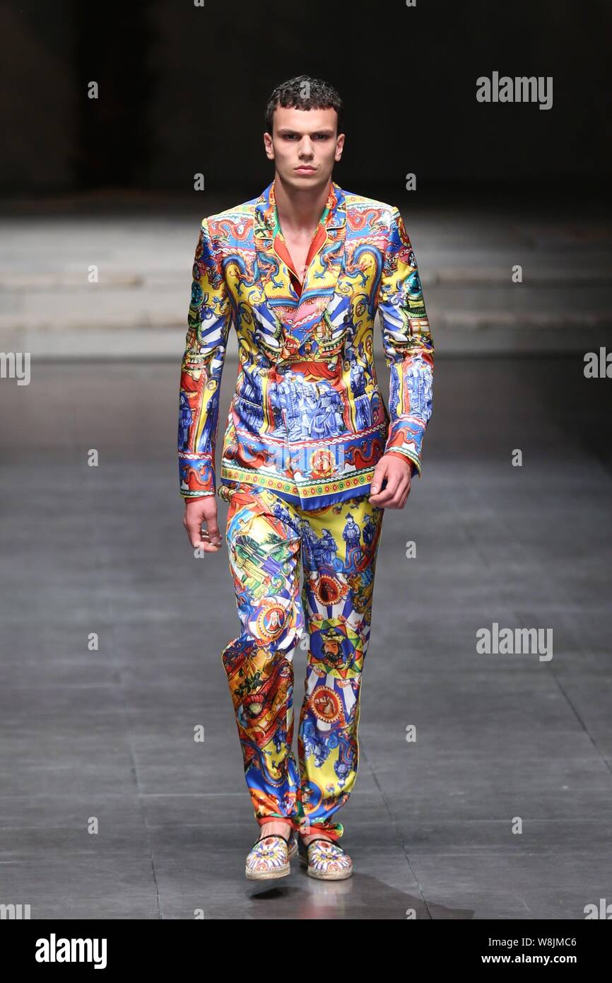 A model displays a new creation at the Dolce & Gabbana fashion show during  the Milan Men's Fashion Week Spring/Summer 2016 in Milan, Italy, 21 June 20  Stock Photo - Alamy