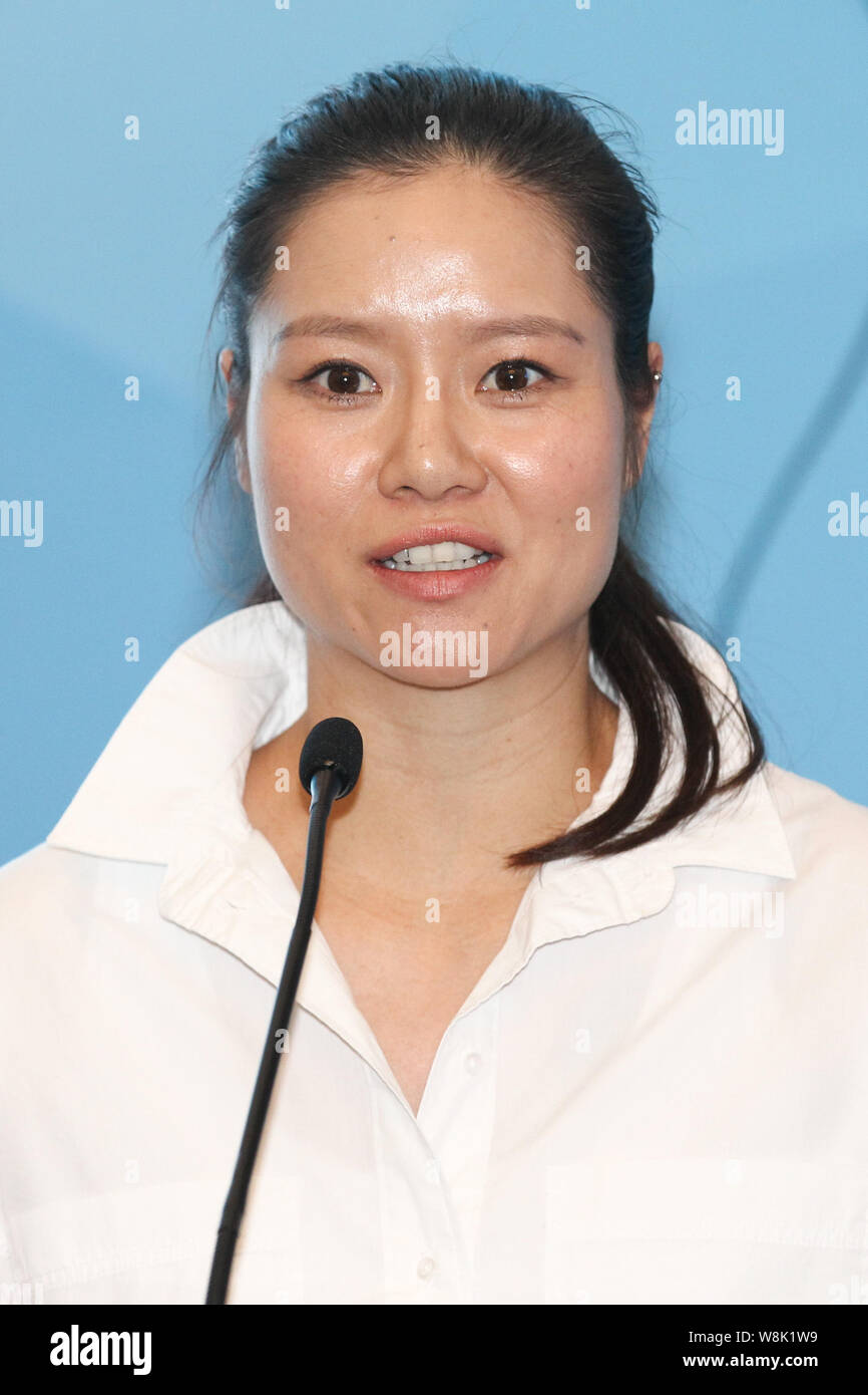 Retired Chinese tennis star Li Na speaks during a charity event for pregnant women in Beijing, China, 26 March 2015. Stock Photo