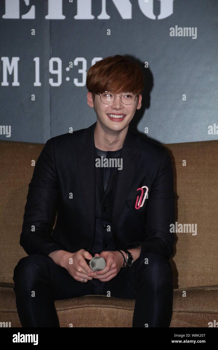 South Korean actor Lee Jong-suk smiles at a press conference for a fan  meeting in Taipei, Taiwan, 21 March 2015 Stock Photo - Alamy, image size:866x1390