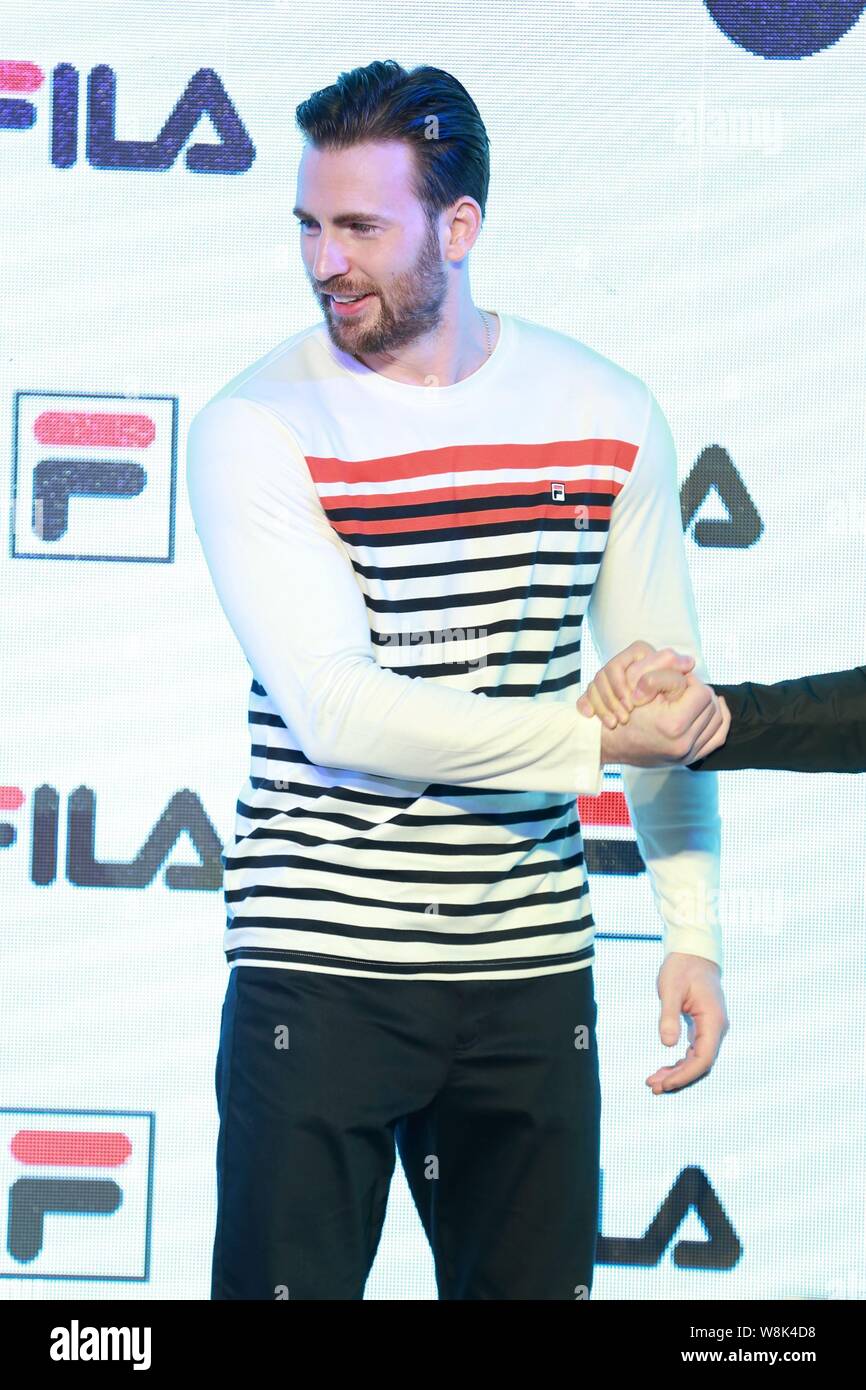 American actor Chris Evans shakes hands with a fan at a promotional event  for FILA sportswear in Shanghai, China, 17 September 2015 Stock Photo -  Alamy