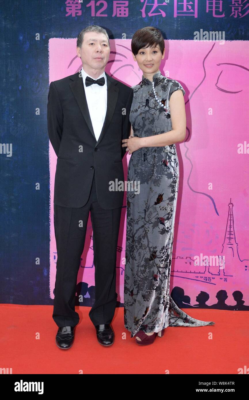 beskyldninger Kænguru en kreditor Chinese director Feng Xiaogang, left, and his actress wife Xu Fan attend  the celebration party for the 12th French Film Exhibition in Beijing, China  Stock Photo - Alamy