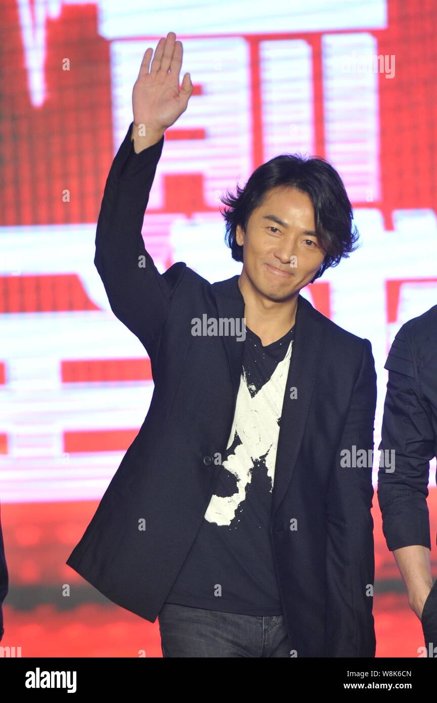 Hong Kong actor and singer Ekin Cheng waves during a premiere for the ...