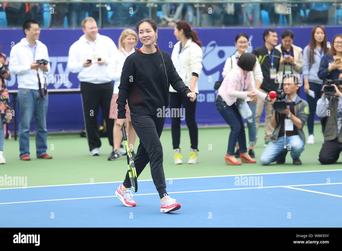Retired Chinese tennis star Li Na smiles at a tennis event during the 2016 ITF Junior Masters in Chengdu city, southwest China's Sichuan province, 9 A Stock Photo