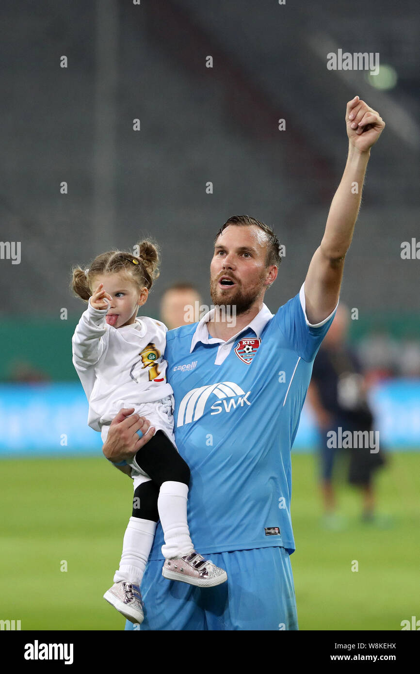 Uerdingen, Germany. 9th Aug, 2019. Kevin Grosskreutz of Uerdingen waves to the fans after the German Cup first round match between Borussia Dortmund and KFC Uerdingen 05 in Uerdingen, Germany, Aug. 9, 2019. Credit: Joachim Bywaletz/Xinhua/Alamy Live News Stock Photo
