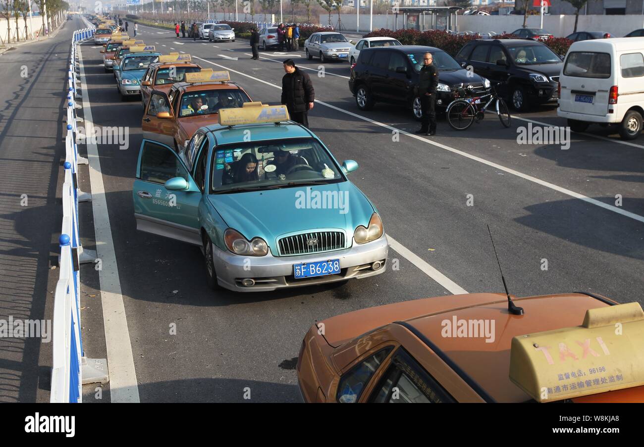 --FILE--Taxis queue up along a road in Shanghai, China, 3 August 2013.   The mainland has scrapped 18-year-old regulations governing taxi services, pa Stock Photo