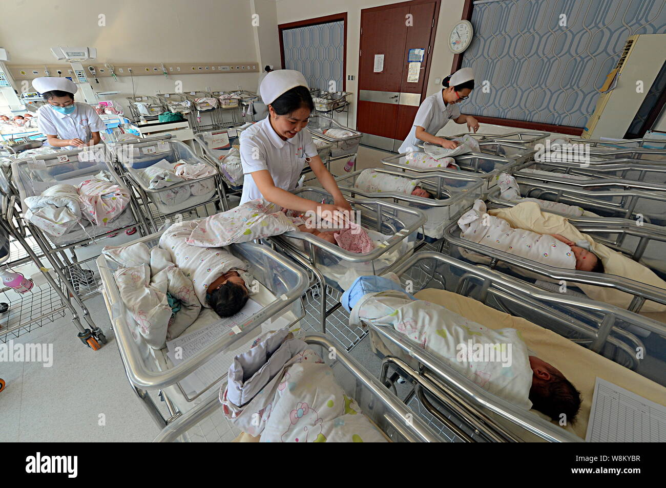 Chinese Nurses Take Care Of Newborn Babies At A Maternity Hospital In Lanzhou City Northwest China S Gansu Province 16 February 2016 Chinese Trad Stock Photo Alamy
