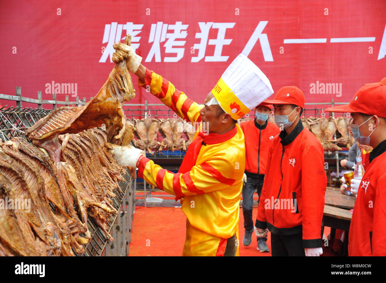 Chinese cook Jiang Linsheng spit-roasts 216 lambs simultaneously at a park in Nanning city, south China's Guangxi Zhuang Autonomous Region, 20 Februar Stock Photo