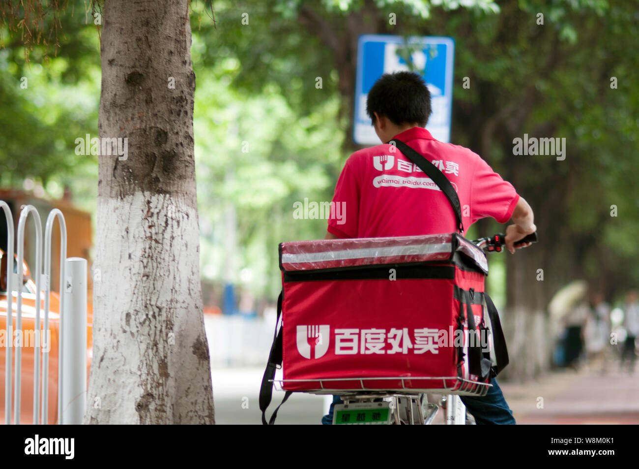 FILE--A Chinese deliveryman of Baidu's online food delivery service  waimai.baidu.com ride on a street in Guangzhou city, south China's  Guangdong pro Stock Photo - Alamy