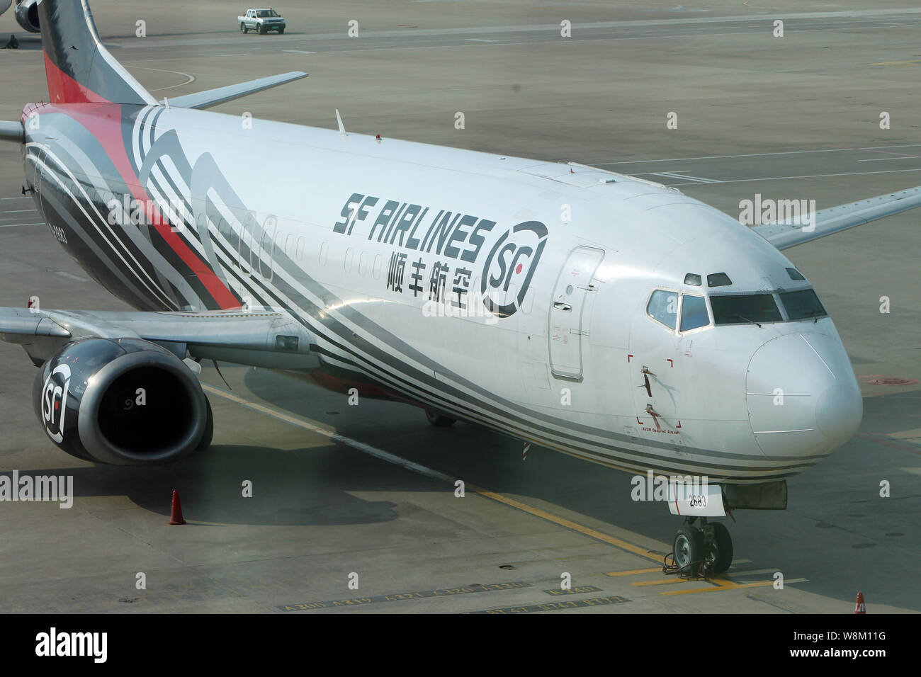 --FILE--A Boeing 737-400 cargo jet of SF Airlines taxis at the Shanghai Hongqiao International Airport in Shanghai, China, 15 June 2014.  Boeing Co. e Stock Photo