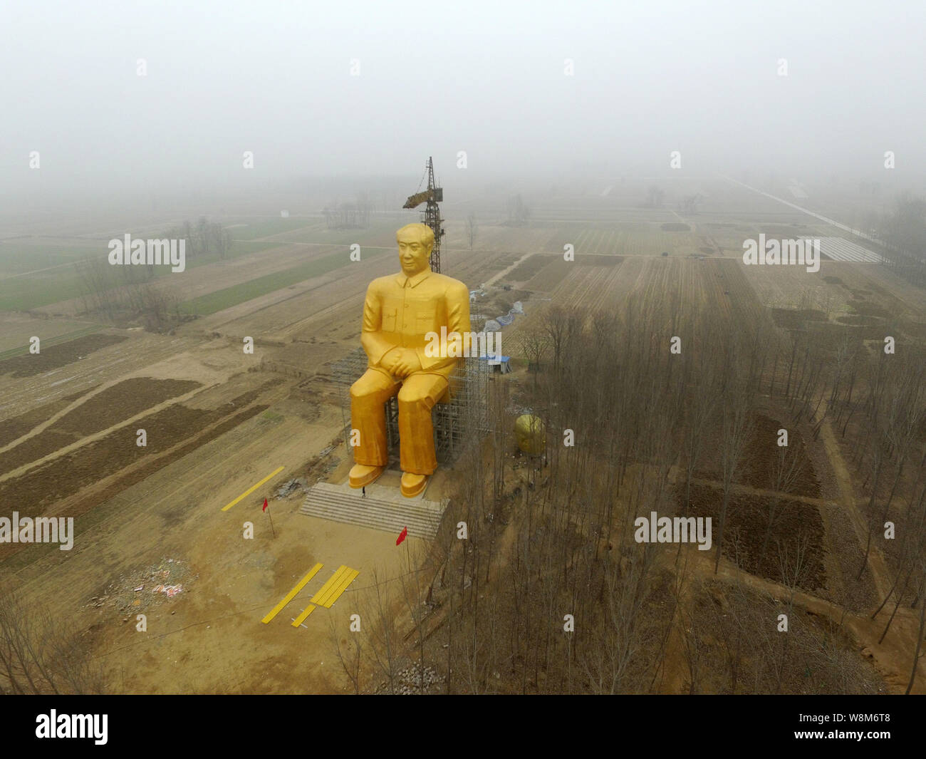 Mao statue golden hi-res stock photography and images - Alamy