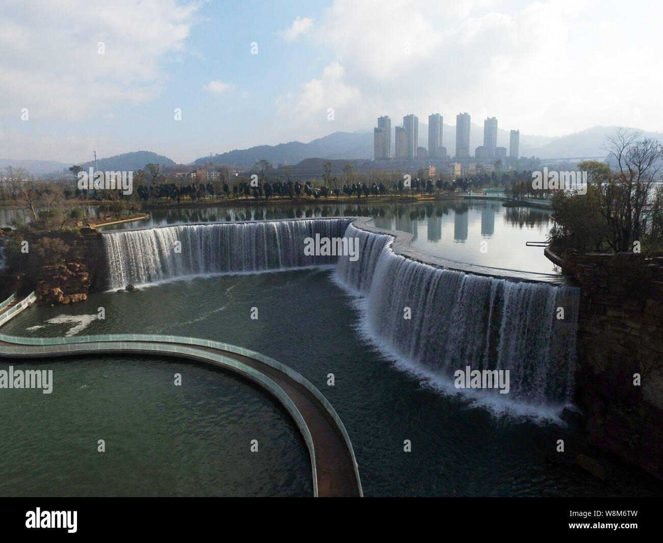 Красивое видео китая. Куньмин Китай водопад. Водопад в провинции Юньнань. Китай водопад Ваньчжоу. Рукотворное озеро Куньмин.