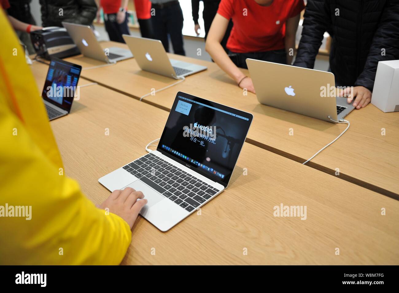 Computer Apple Store Labtop --FILE--Customers try out MacBook laptop computers at a new Apple Store ...