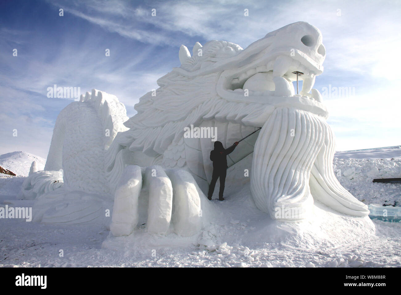 Голова дракона на снегу. Скульптуры из снега. Красивые снежные скульптуры. Необычные фигуры из снега. Статуи из снега.