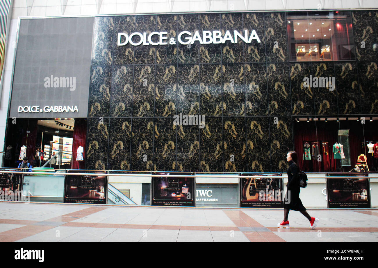 --FILE--A pedestrian walks past the fashion boutique of Dolce&Gabbana in Chongqing, China, 23 November 2015.    Foreign investment into China accelera Stock Photo