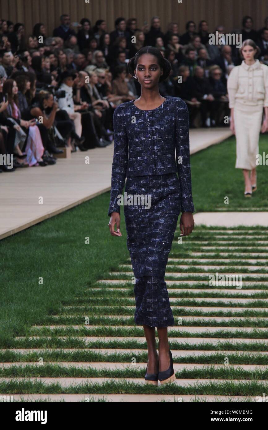 A model displays a new creation at the Chanel fashion show during the Paris  Haute Couture Fashion Week Spring/Summer 2016 in Paris, France, 26 January  Stock Photo - Alamy