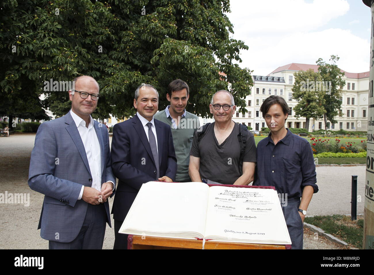 Oliver Schenk, Octavian Ursu, Felix von Boehm, Dominik Graf und Tom Schilling beim Eintrag ins Goldene Buch der Stadt Görlitz und beim Setbesuch Stock Photo