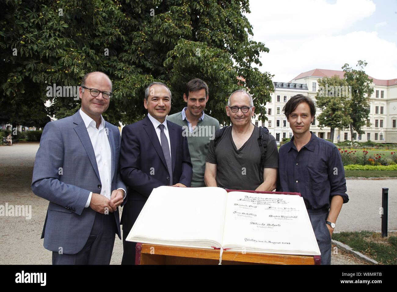 Oliver Schenk, Octavian Ursu, Felix von Boehm, Dominik Graf und Tom Schilling beim Eintrag ins Goldene Buch der Stadt Görlitz und beim Setbesuch Stock Photo