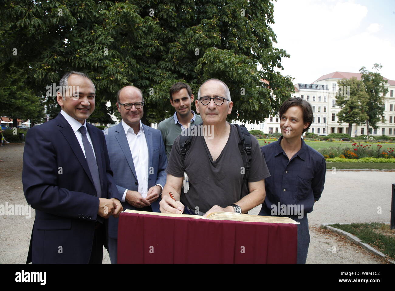 Oliver Schenk, Octavian Ursu, Felix von Boehm, Dominik Graf und Tom Schilling beim Eintrag ins Goldene Buch der Stadt Görlitz und beim Setbesuch Stock Photo