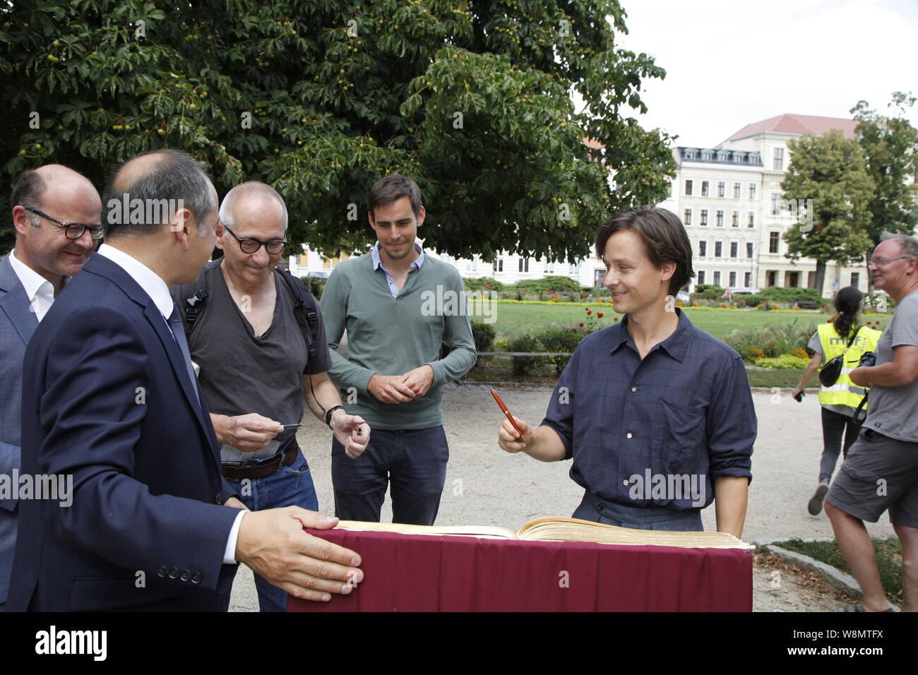 Oliver Schenk, Octavian Ursu, Felix von Boehm, Dominik Graf und Tom Schilling beim Eintrag ins Goldene Buch der Stadt Görlitz und beim Setbesuch Stock Photo