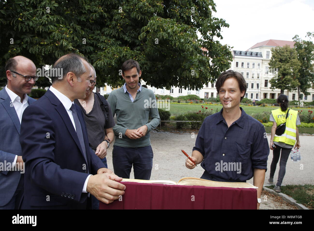 Oliver Schenk, Octavian Ursu, Felix von Boehm, Dominik Graf und Tom Schilling beim Eintrag ins Goldene Buch der Stadt Görlitz und beim Setbesuch Stock Photo