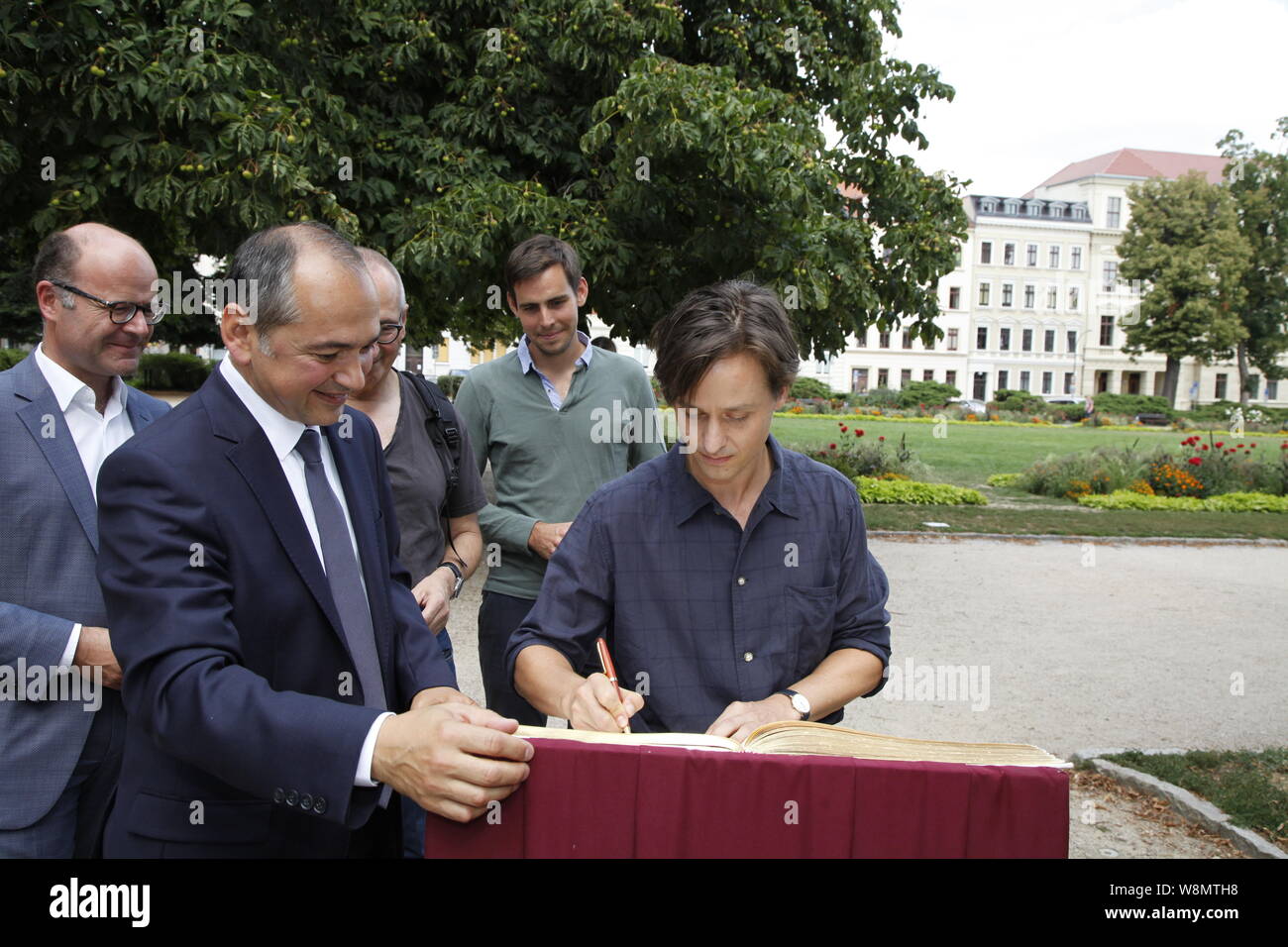 Oliver Schenk, Octavian Ursu, Felix von Boehm, Dominik Graf und Tom Schilling beim Eintrag ins Goldene Buch der Stadt Görlitz und beim Setbesuch Stock Photo