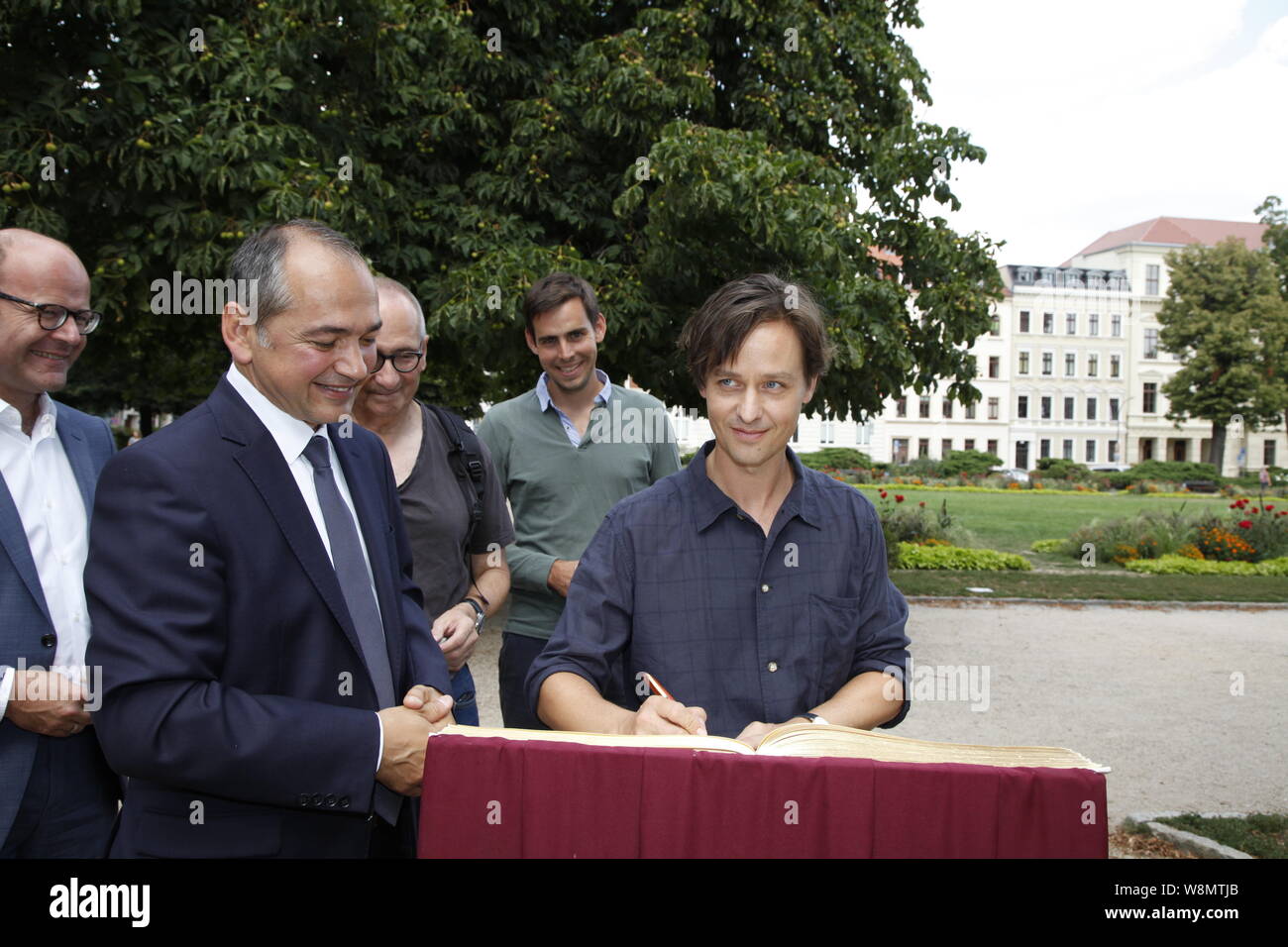 Oliver Schenk, Octavian Ursu, Felix von Boehm, Dominik Graf und Tom Schilling beim Eintrag ins Goldene Buch der Stadt Görlitz und beim Setbesuch Stock Photo