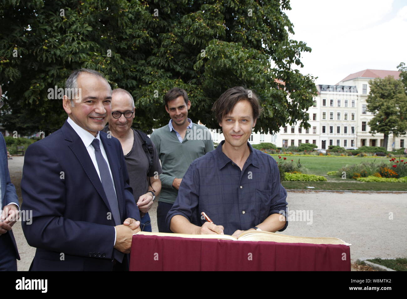 Oliver Schenk, Octavian Ursu, Felix von Boehm, Dominik Graf und Tom Schilling beim Eintrag ins Goldene Buch der Stadt Görlitz und beim Setbesuch Stock Photo