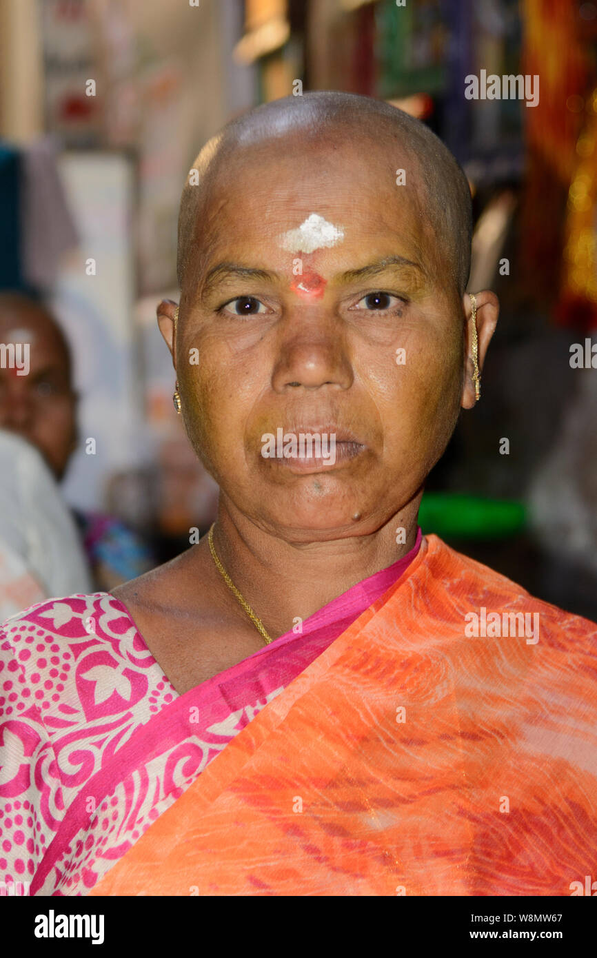 Portrait of an Indian woman with her head shaved for a pilgrimage to Varanasi, Uttar Pradesh, India, South Asia. Also known as Benares, Banaras Stock Photo