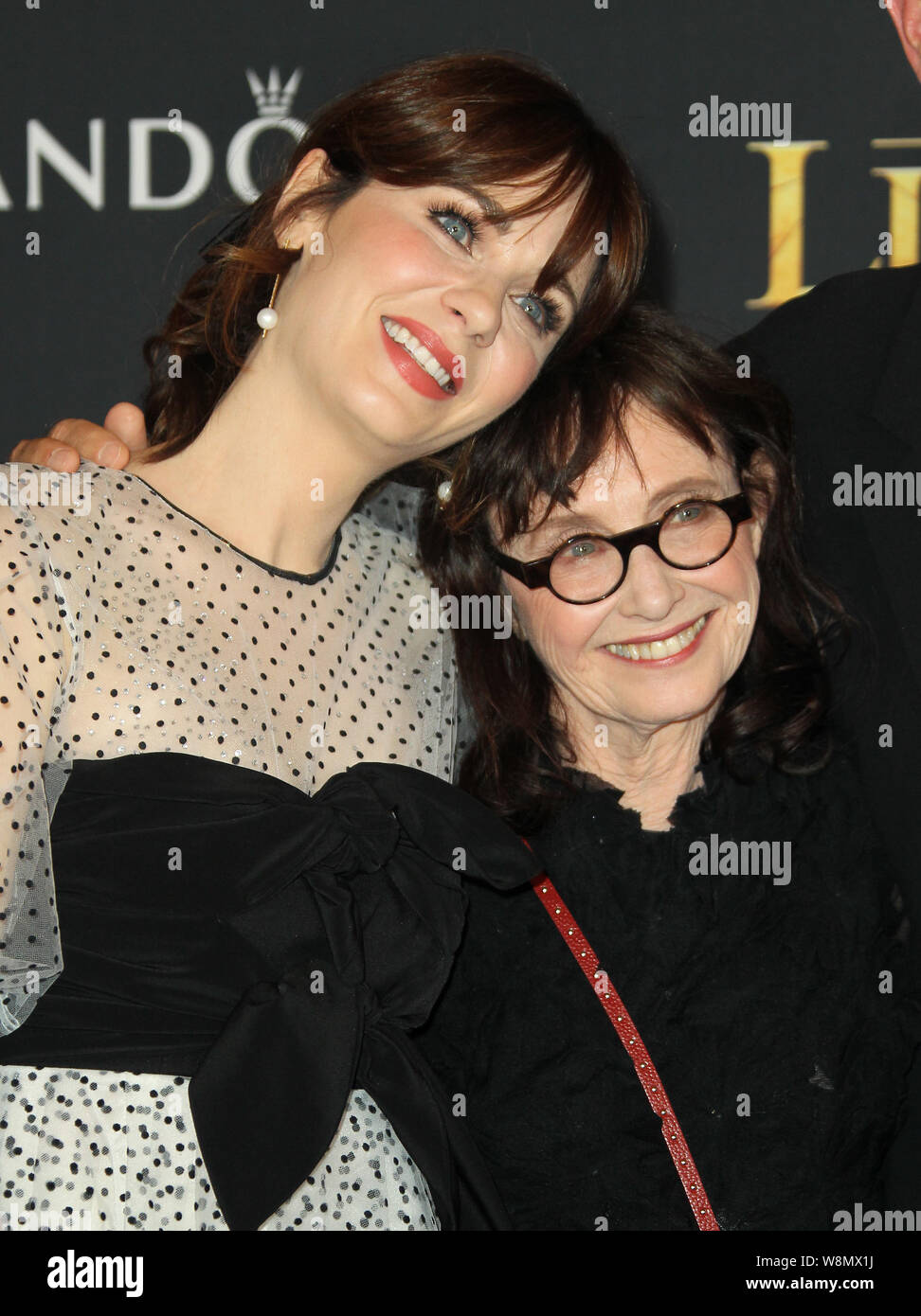 Mary jo deschanel zooey deschanel hi-res stock photography and images ...