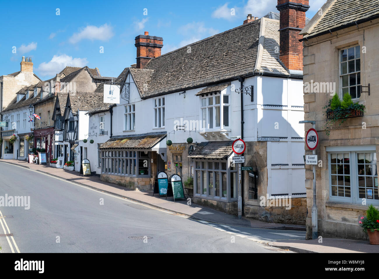 White hart pub and shops along hailes street in the ancient Anglo Saxon town of Winchcombe, Cotswolds, Gloucestershire, England Stock Photo
