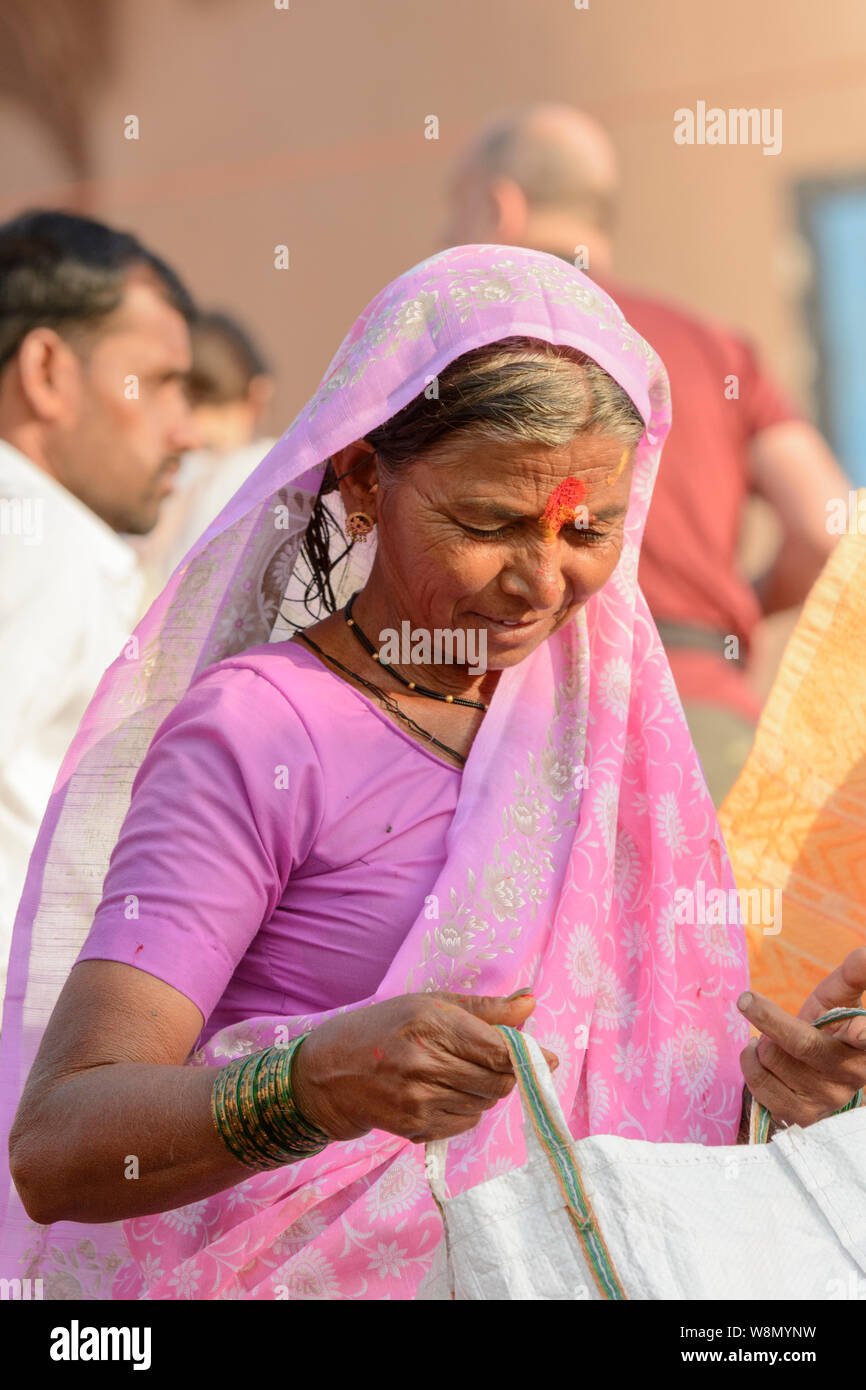 Indian woman in pink sari hi-res stock photography and images - Alamy