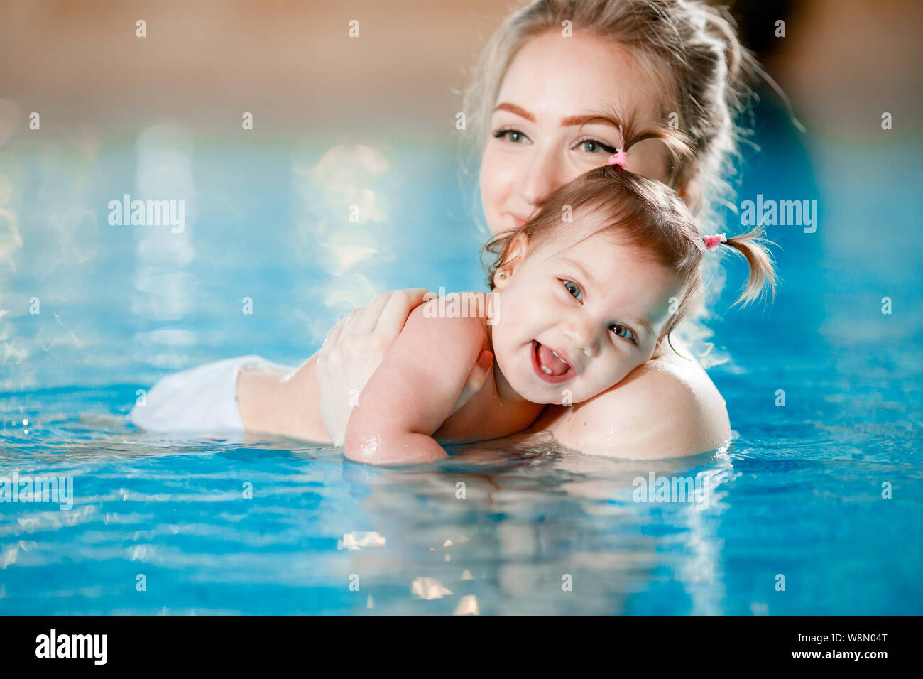 Бассейн мама и ребенок. Мама и малыш в бассейне. Молодая девушка и мама в бассейне. Mum and Baby Pool.