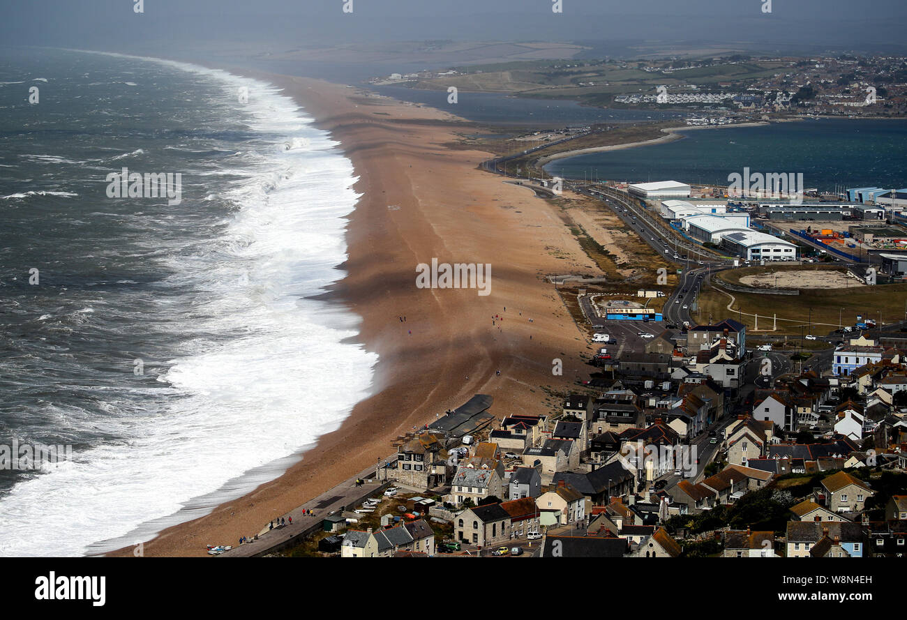 Waves crash against chesil beach hires stock photography and images