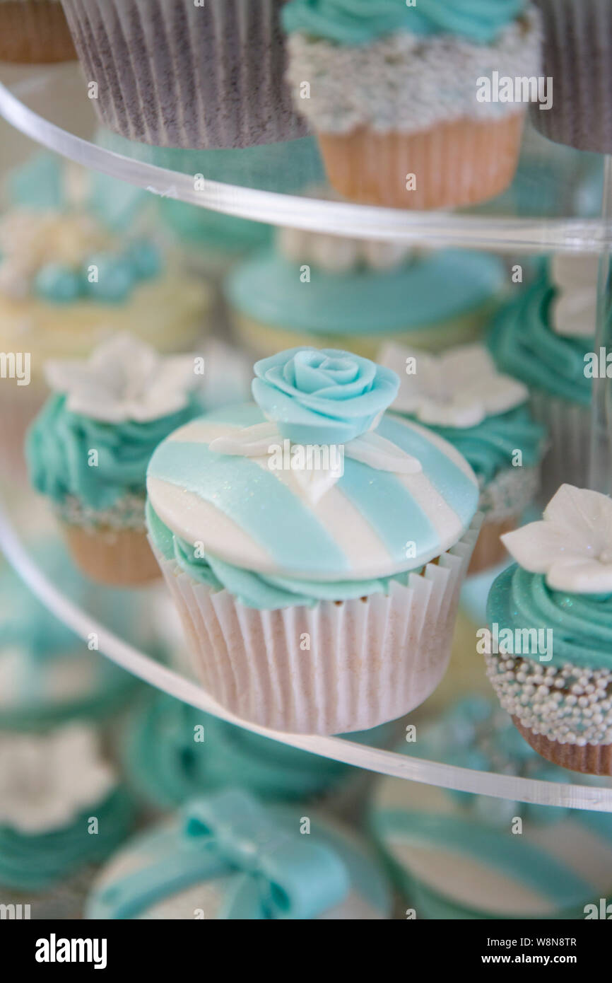 Bride and groom cupcakes for wedding hi-res stock photography and images -  Page 2 - Alamy, image size:866x1390