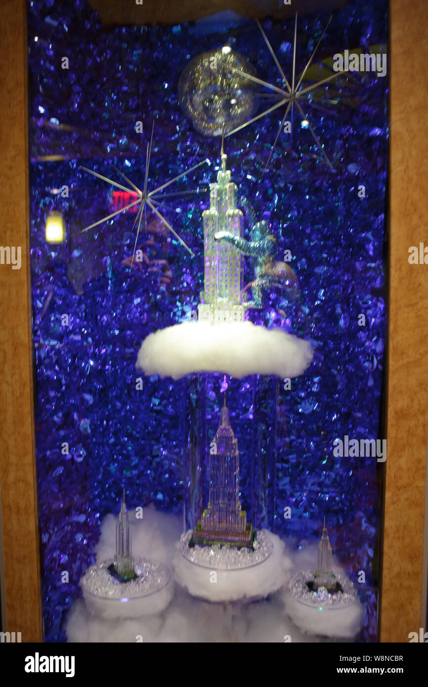 Empire State Building, Christmas Display Stock Photo Alamy