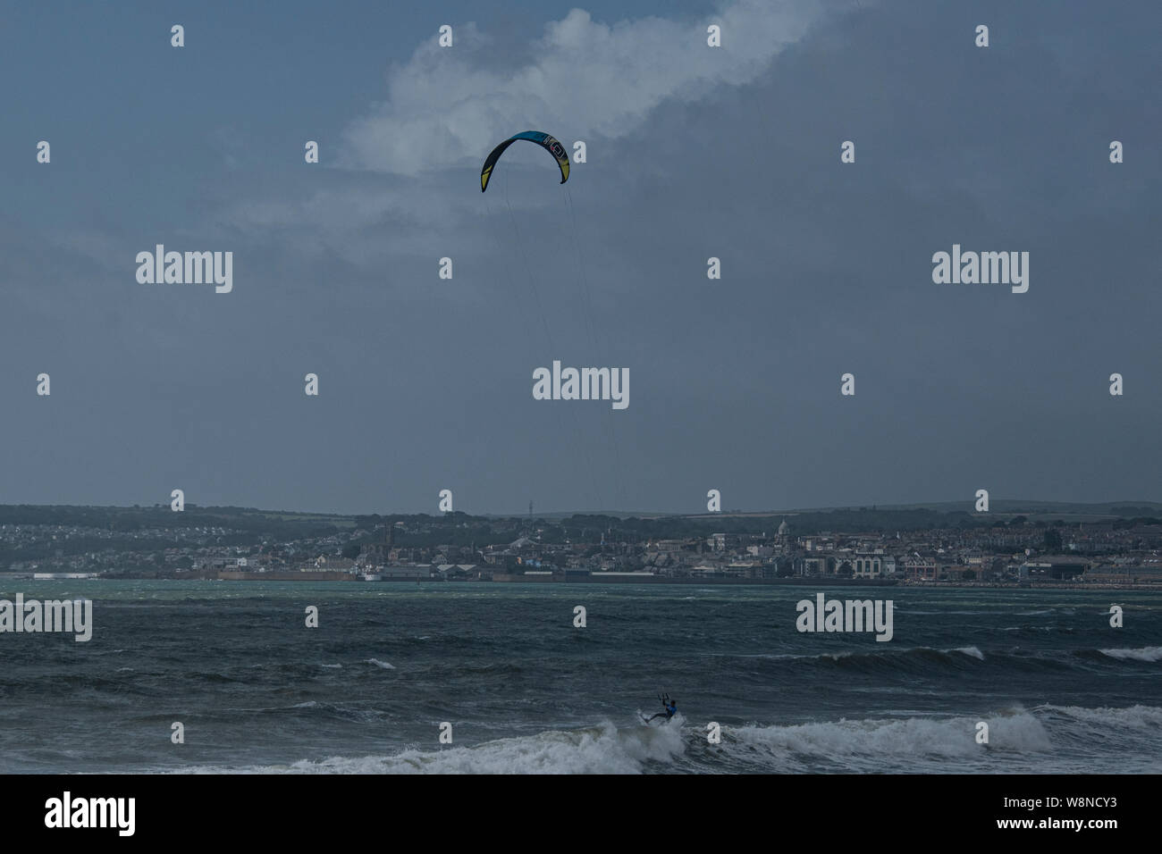 Kite surfers at St Michaels Mount Penzanc Penzance, Cornwall, UK. 10th Aug, 2019. in a cornish field or woodland or seascape or town in Cornwall Credit: kathleen white/Alamy Live News Stock Photo