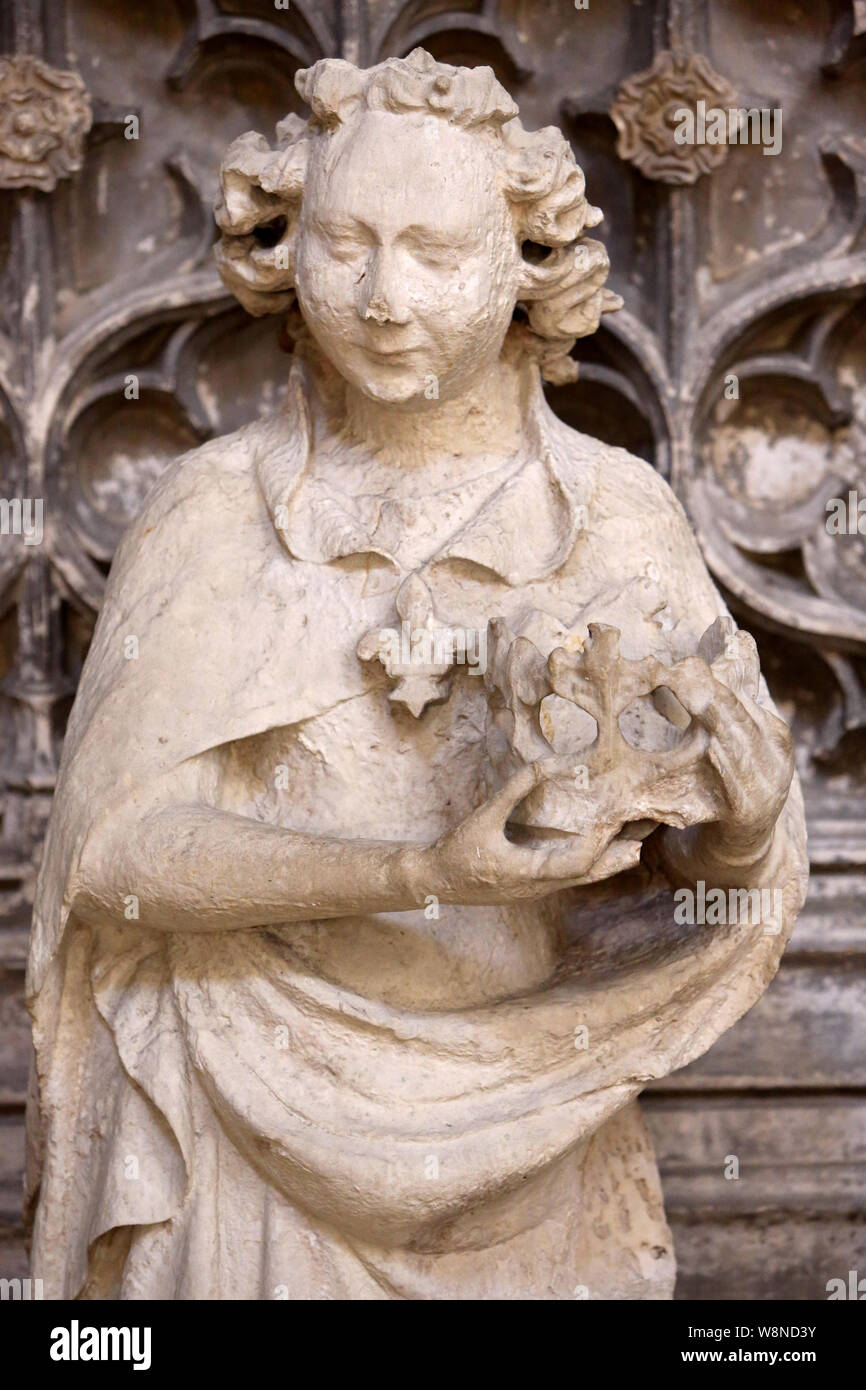 Ange tenant une couronne. Cathédrale Notre-Dame de Rouen. Stock Photo