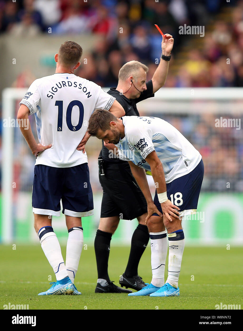 Everton's Morgan Schneiderlin shown a red card by referee Jon during the Premier League at Selhurst Park, London Stock Photo - Alamy
