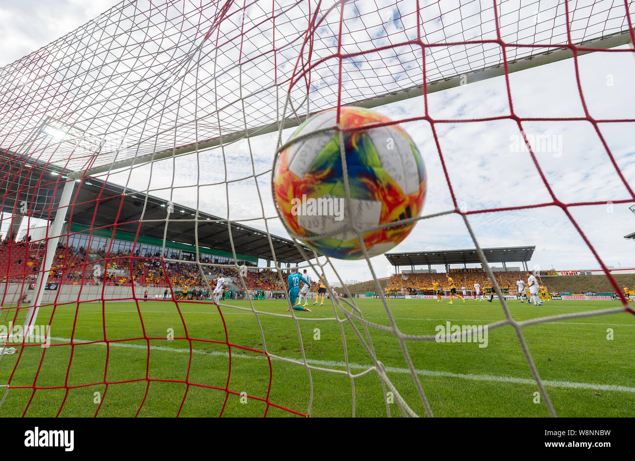 Page 18 - Soccer Ball In Goal Net High Resolution Stock Photography and  Images - Alamy