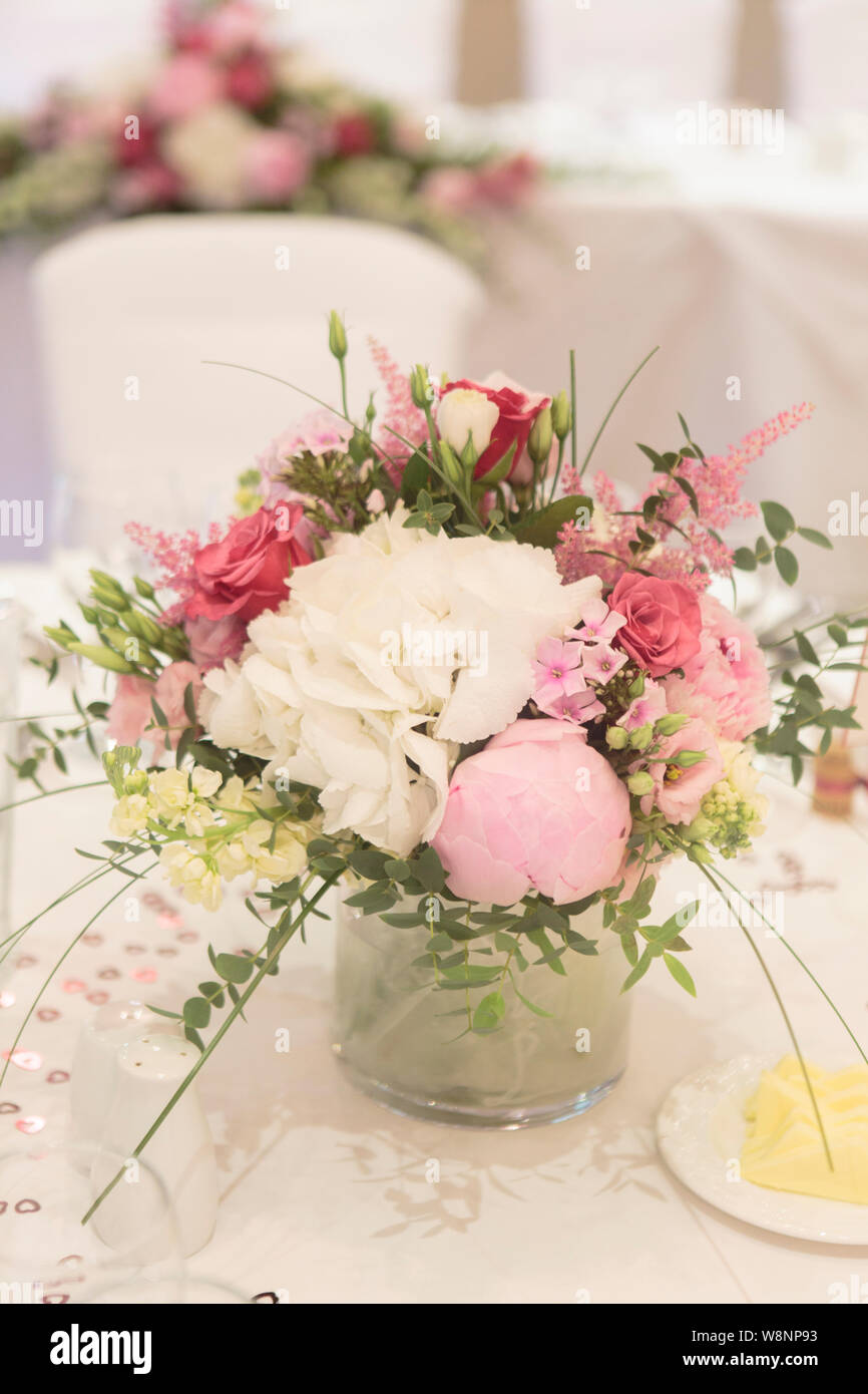 Pink & White Floral Table Decorations Stock Photo Alamy