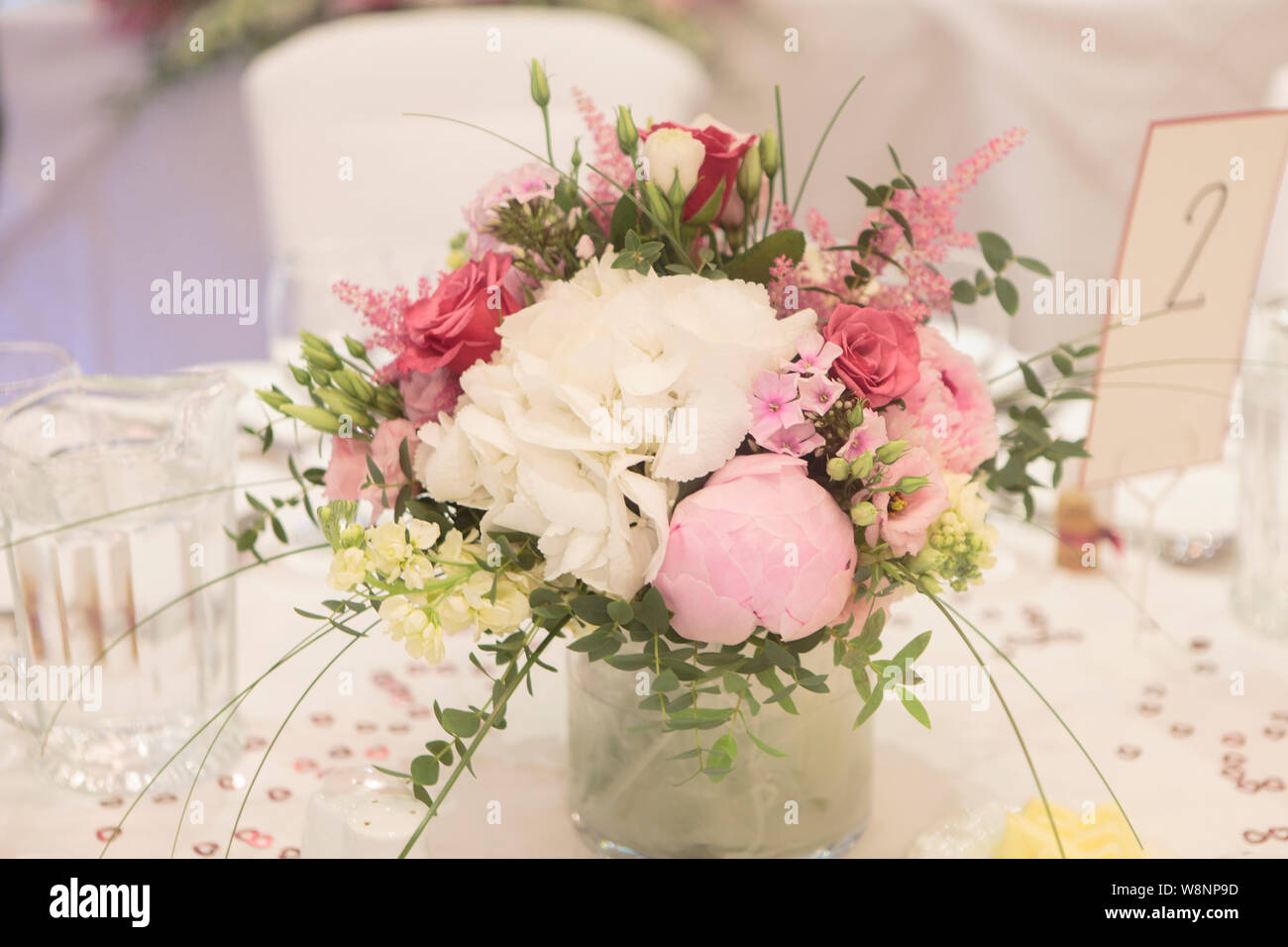 Pink & White Floral Table Decorations Stock Photo - Alamy