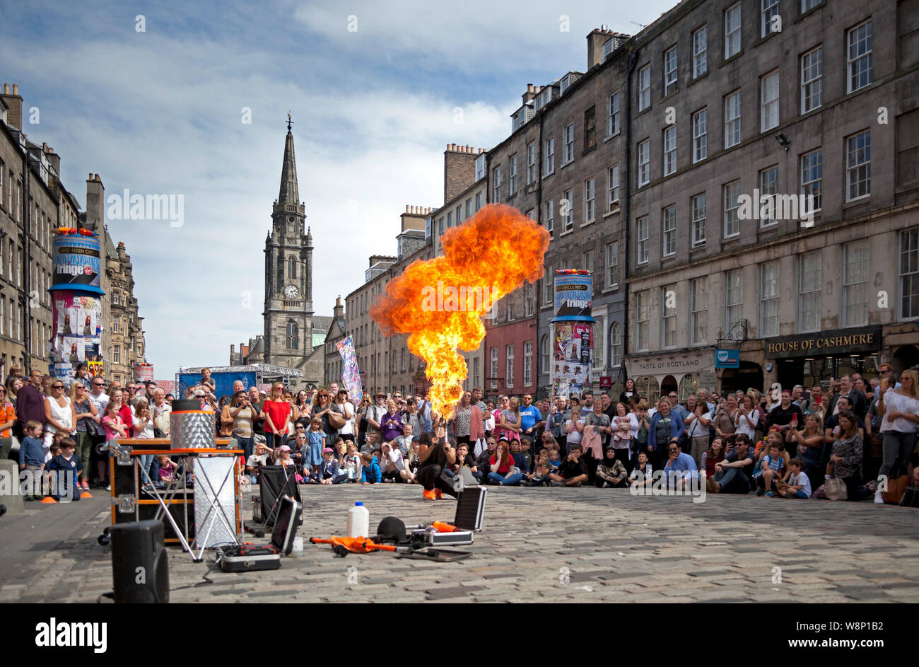 Royal Mile, Edinburgh, Scotland, UK. 10th Aug, 2019. Edinburgh Fringe street  performer SYO! from Japan worked at a blistering pace to entertain the  audience with a thrilling fire show on the second