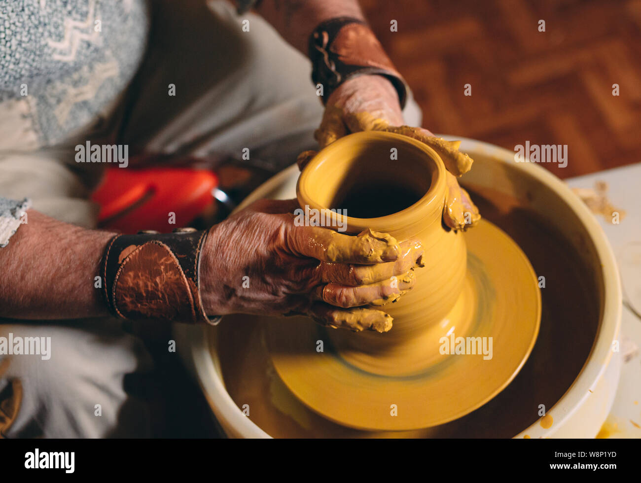 Man modeling clay hires stock photography and images Alamy
