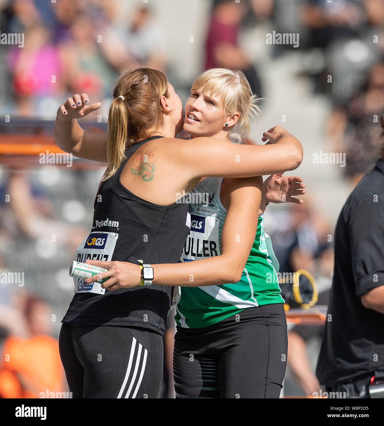 Nadine Mueller Muiller R Sv Halle Congratulates Winner Kristin Pudenz Sc Potsdam 1st Place Final Discus