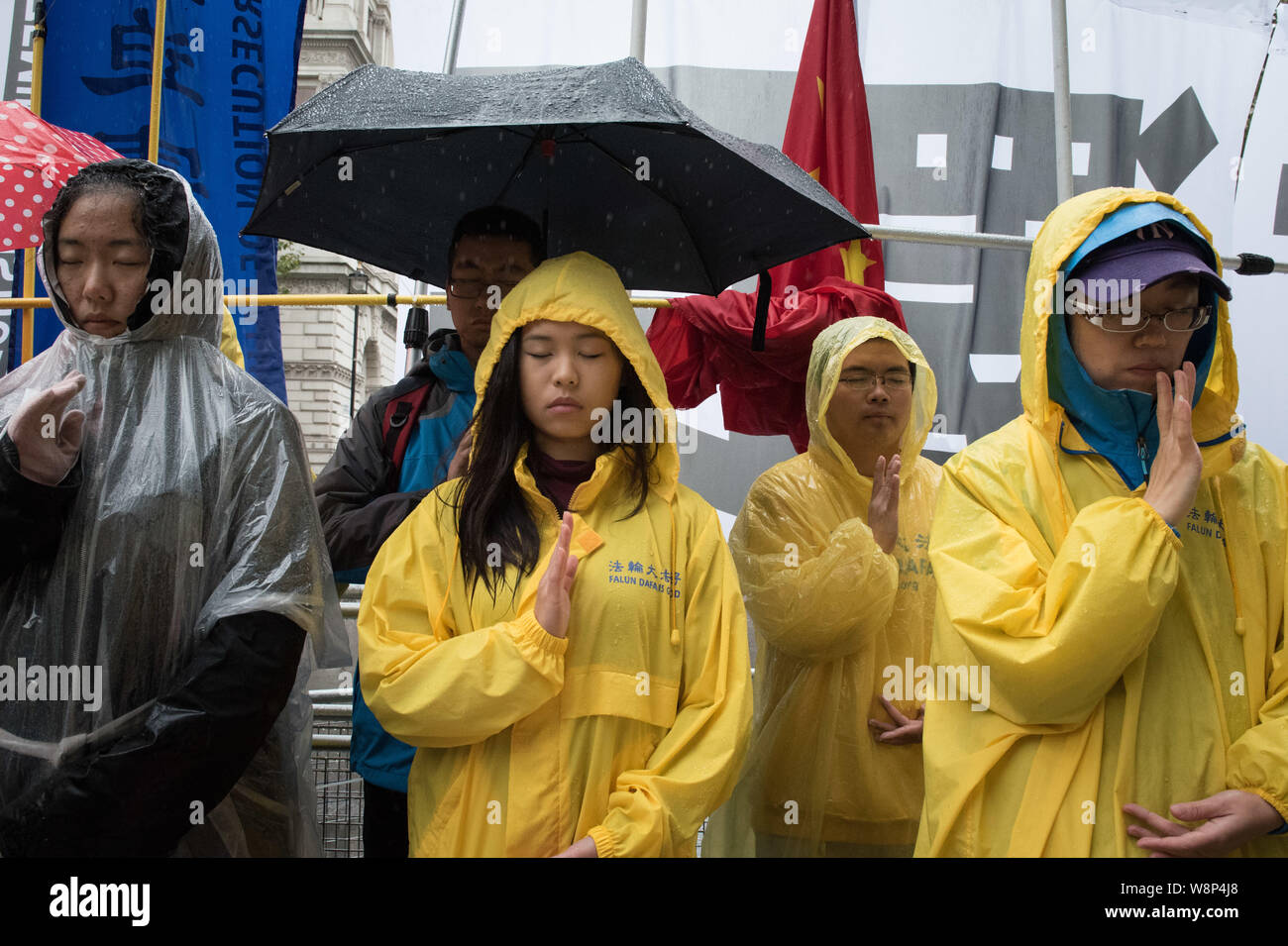 Whitehall, London, UK. 21st  October, 2015. Chinese supporters and anti Chinese activists face off opposite Downing Street in London prior to Presiden Stock Photo