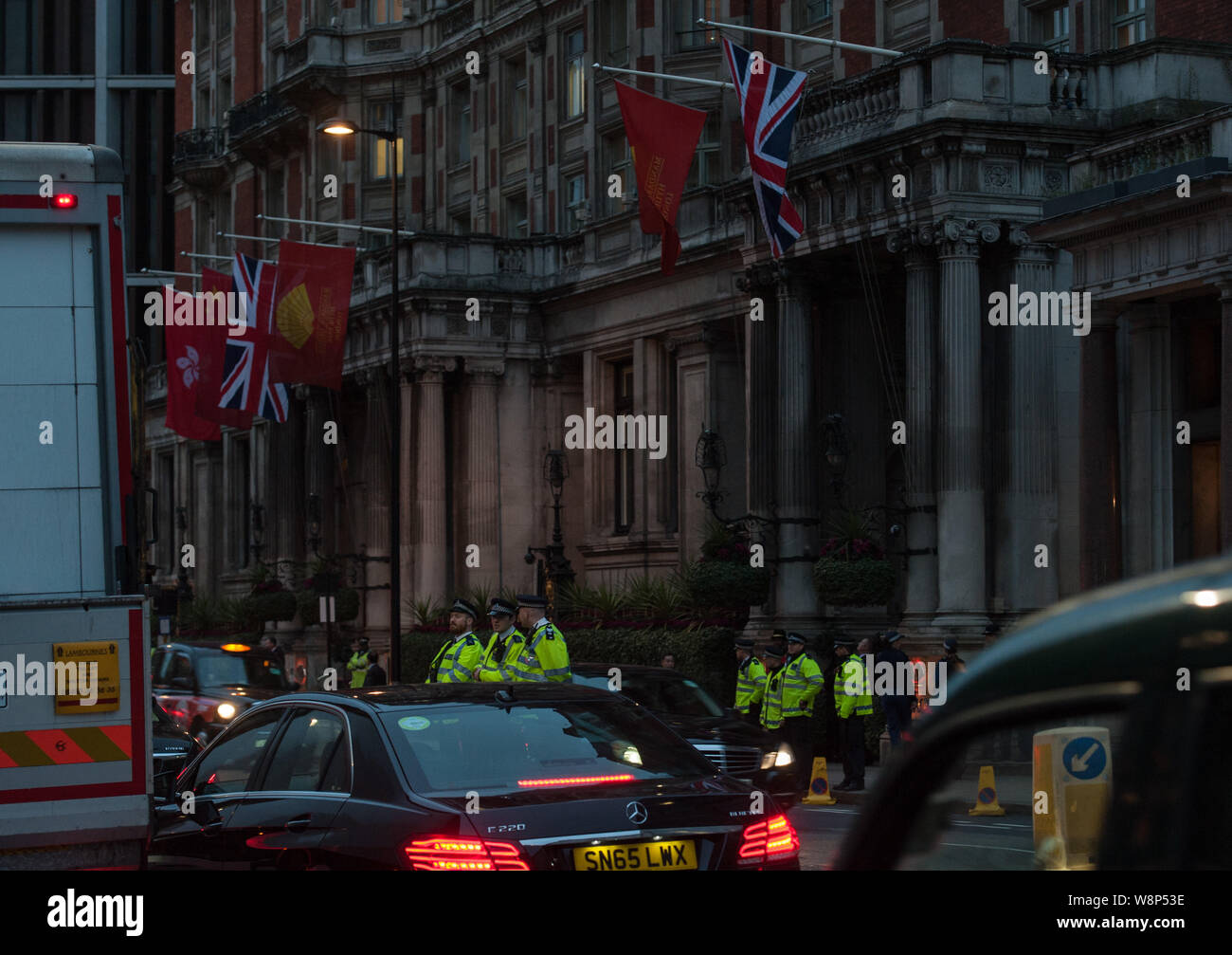 Wife peng liyuan arrive mandarin oriental hotel hi-res stock ...