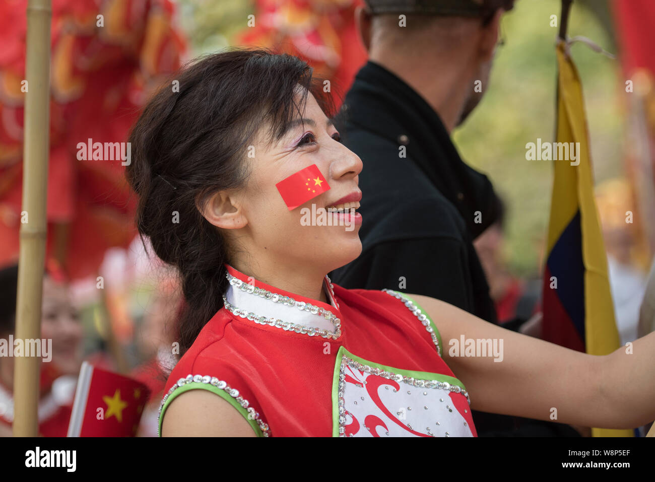 The Mall, London, UK. 20th October, 2015. Chinese supporters celebrate the state visit of Chinese President Xi Jinping by dancing with a Chinese drago Stock Photo